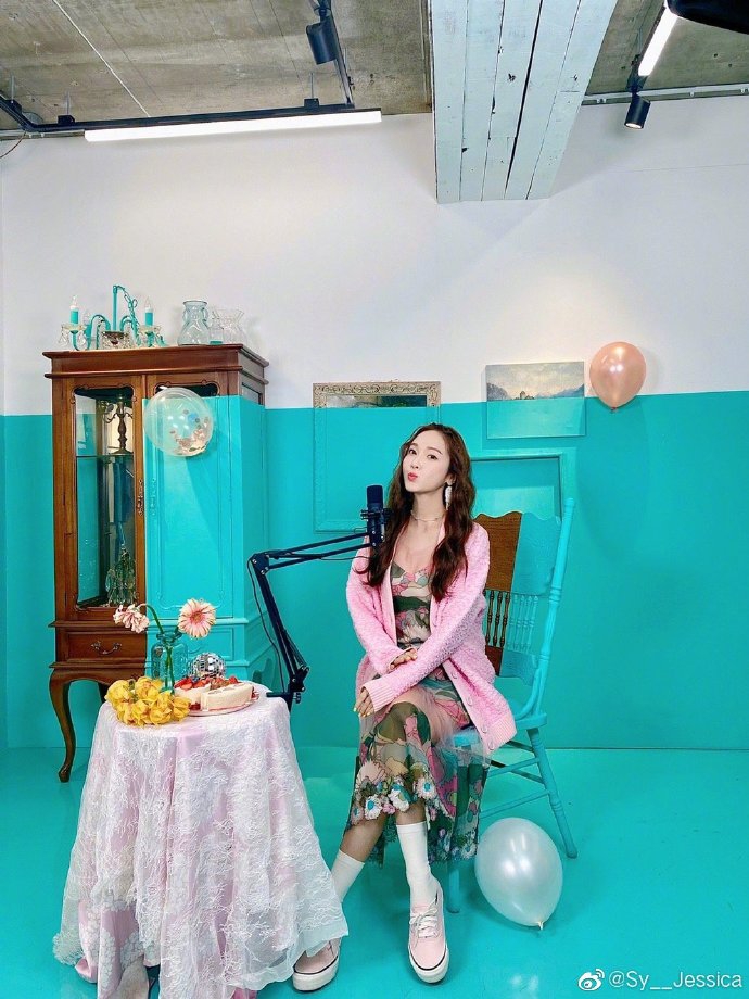 郑秀妍穿紫色格纹套装清新靓丽 麻花辫绑气球少女感足