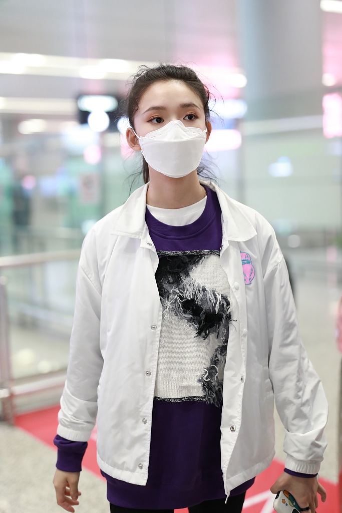 林允穿紫色T恤现身机场 蹲地系鞋带十分接地气