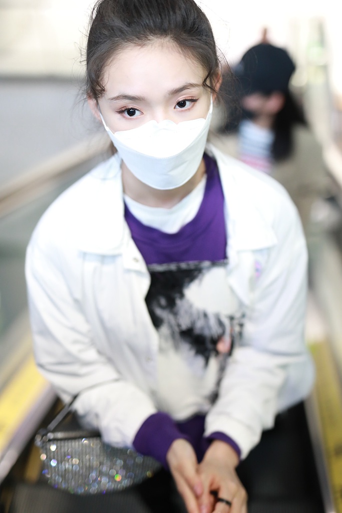 林允穿紫色T恤现身机场 蹲地系鞋带十分接地气