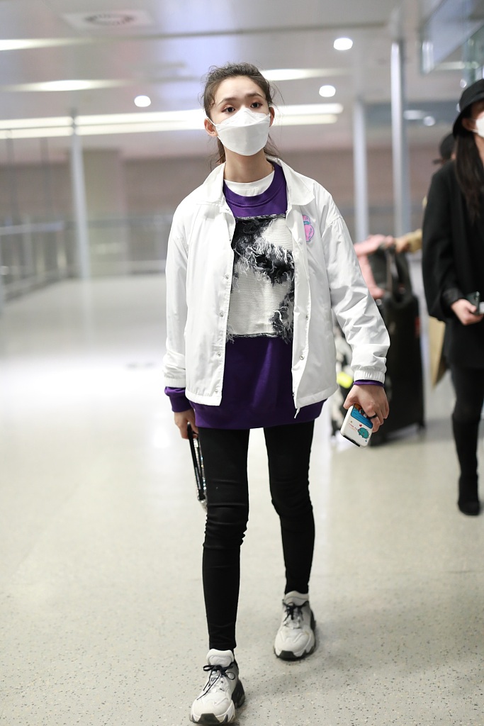 林允穿紫色T恤现身机场 蹲地系鞋带十分接地气