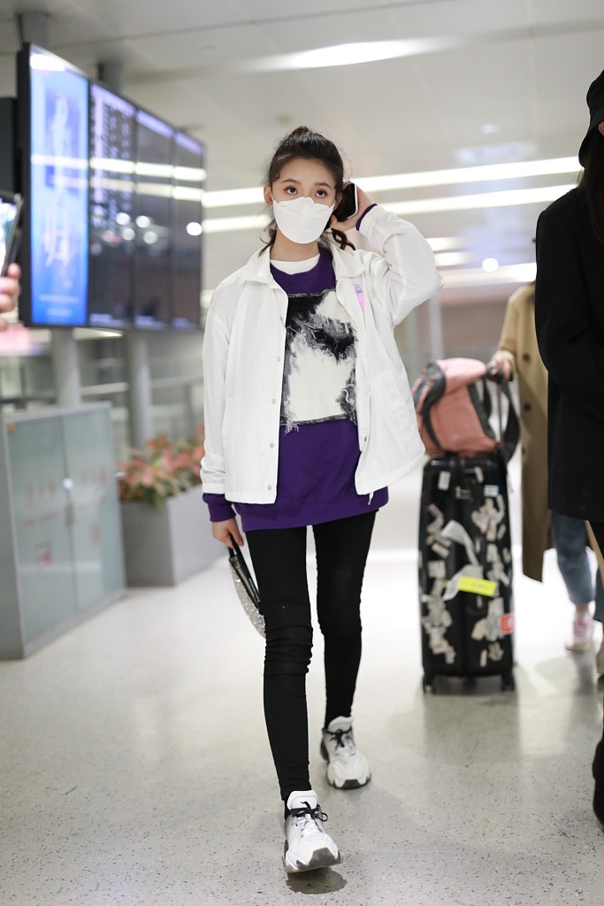 林允穿紫色T恤现身机场 蹲地系鞋带十分接地气