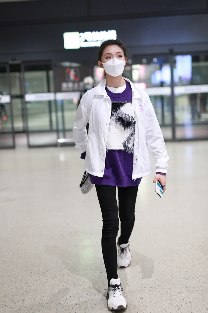 林允穿紫色T恤现身机场 蹲地系鞋带十分接地气