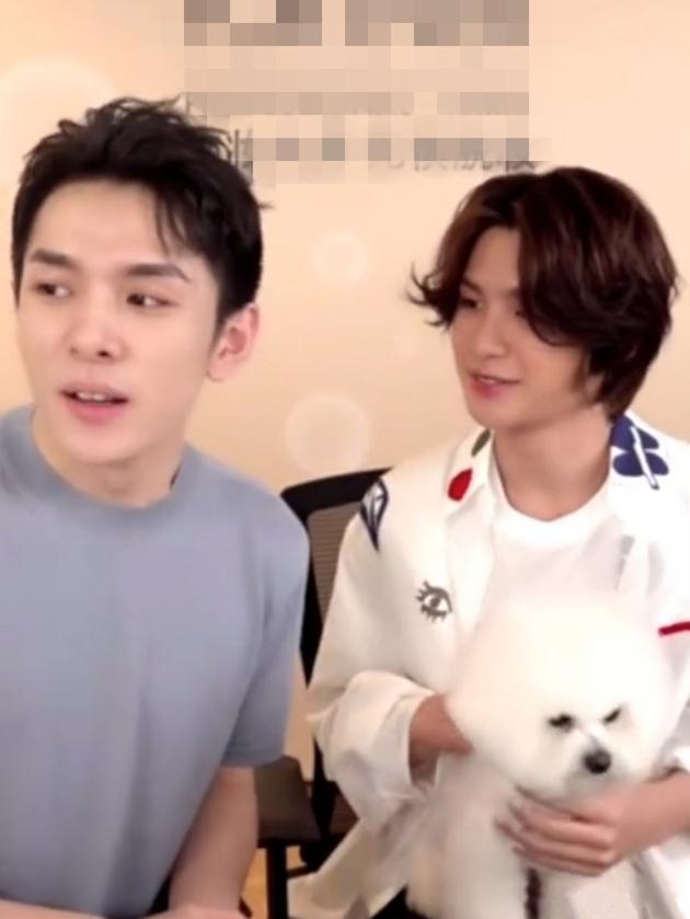 黄明昊直播夸杨幂温柔漂亮超有梗 隔空喊话要礼物