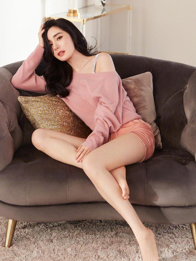 黄明昊直播夸杨幂温柔漂亮超有梗 隔空喊话要礼物