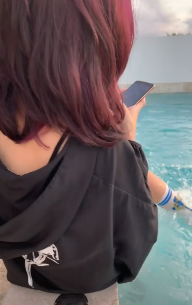 张柏芝海岛拍大片秀长腿 儿子小Q戴口罩乖巧陪伴