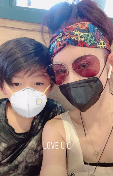 张柏芝海岛拍大片秀长腿 儿子小Q戴口罩乖巧陪伴