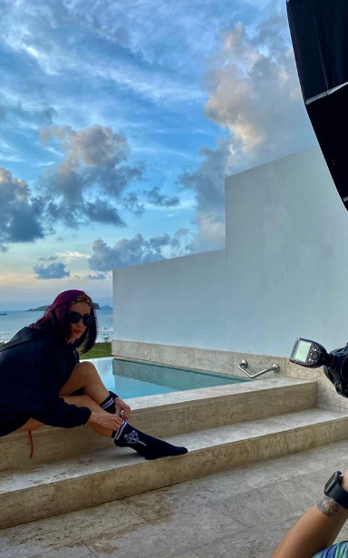 张柏芝海岛拍大片秀长腿 儿子小Q戴口罩乖巧陪伴