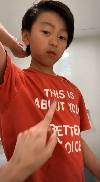 张柏芝海岛拍大片秀长腿 儿子小Q戴口罩乖巧陪伴