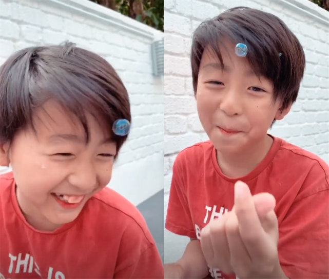 张柏芝海岛拍大片秀长腿 儿子小Q戴口罩乖巧陪伴