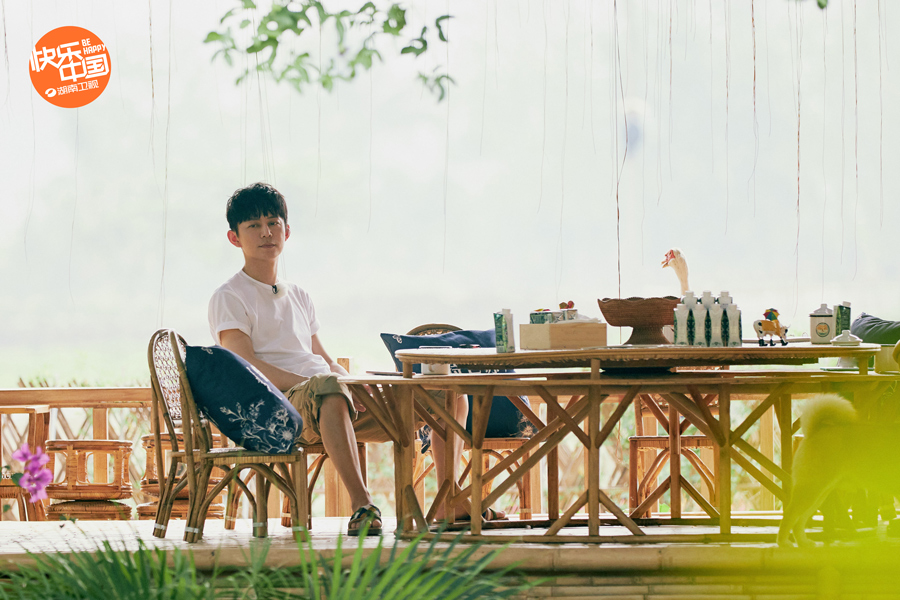 《向往的生活4》何炅单人海报发布 邀你一起“好好生活”