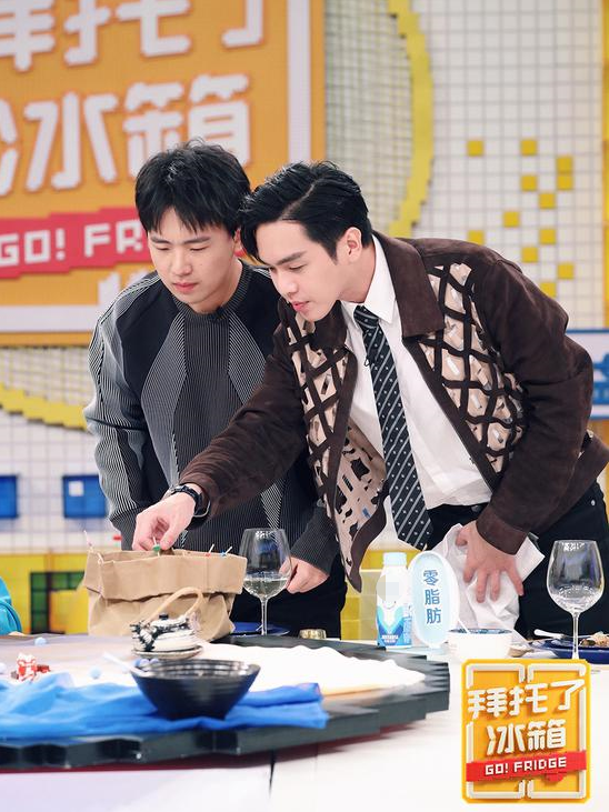 张若昀称常为爱妻下厨 与郭麒麟挑战“扯面”