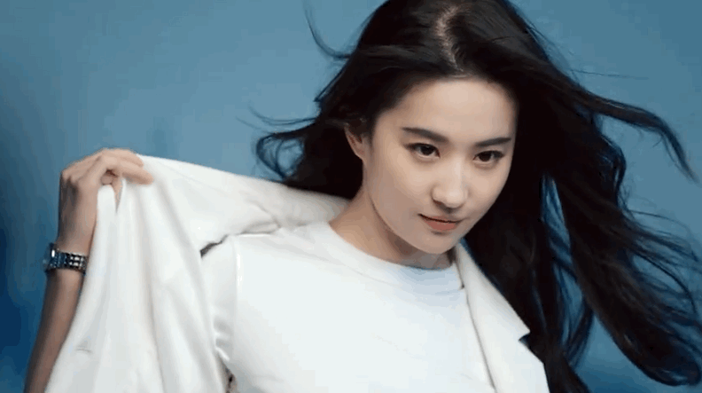 刘亦菲穿西装干练帅气 留长发尽显温柔气质