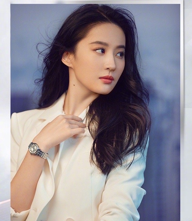 刘亦菲穿西装干练帅气 留长发尽显温柔气质