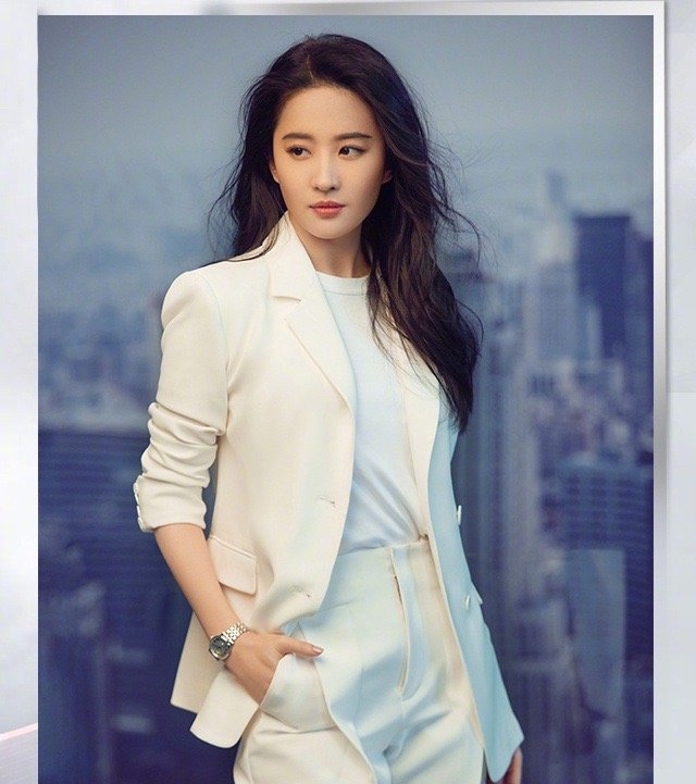 刘亦菲穿西装干练帅气 留长发尽显温柔气质