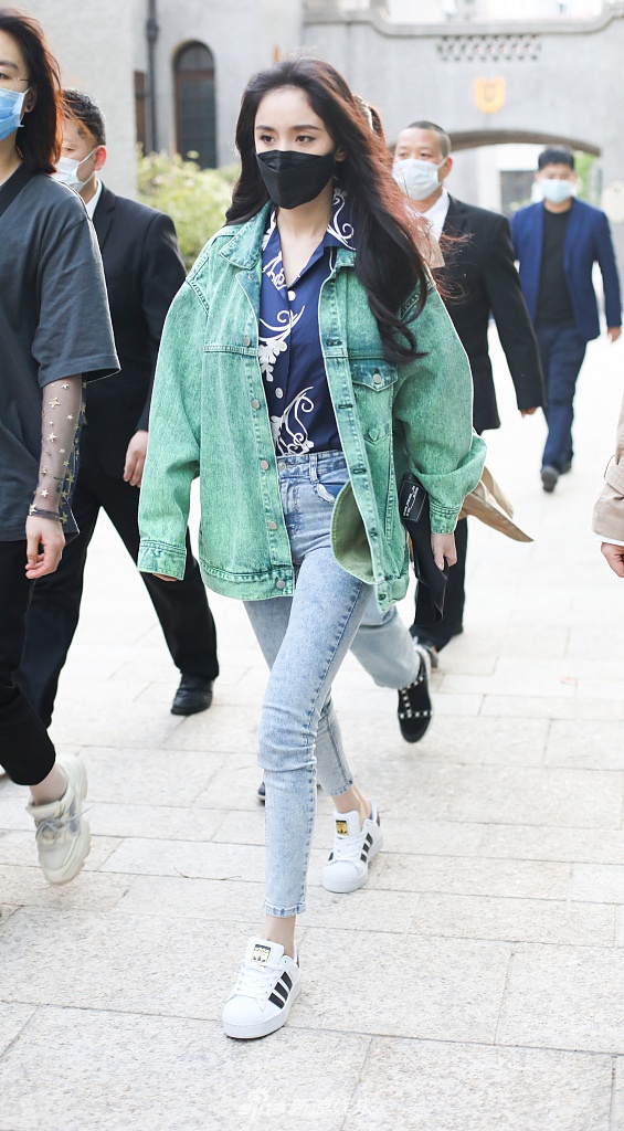 杨幂穿绿色牛仔装清新养眼 走路飘逸气质如少女