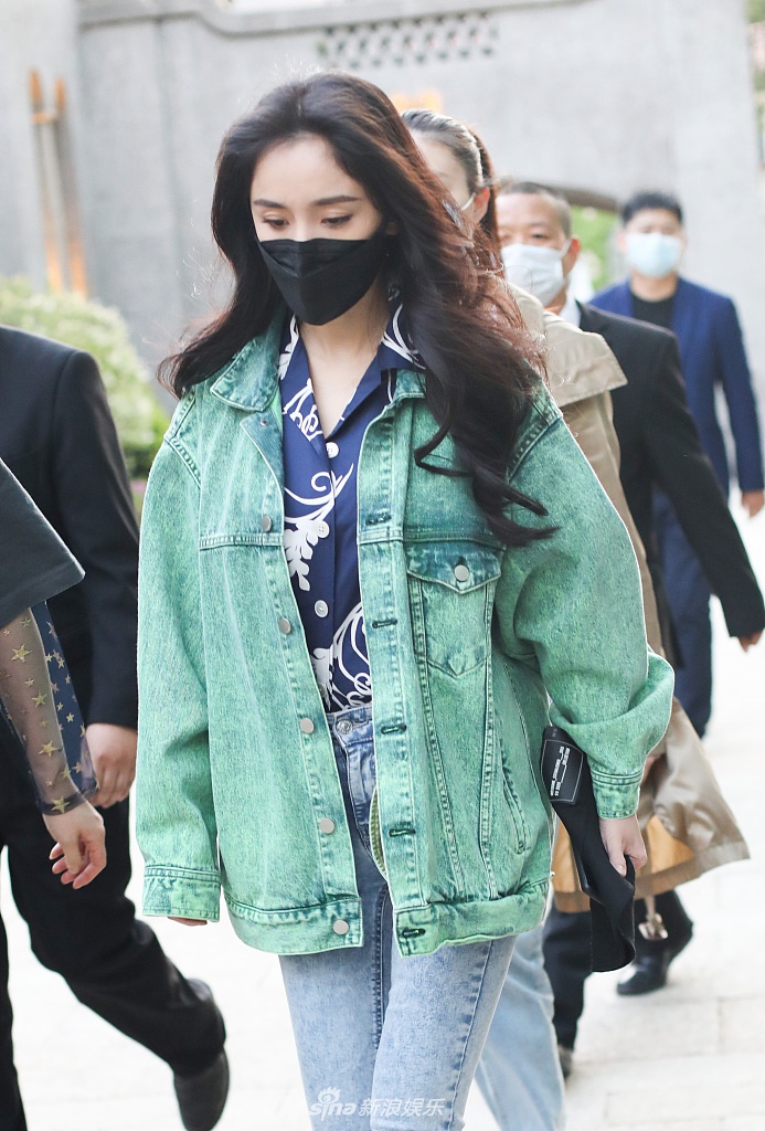 杨幂穿绿色牛仔装清新养眼 走路飘逸气质如少女