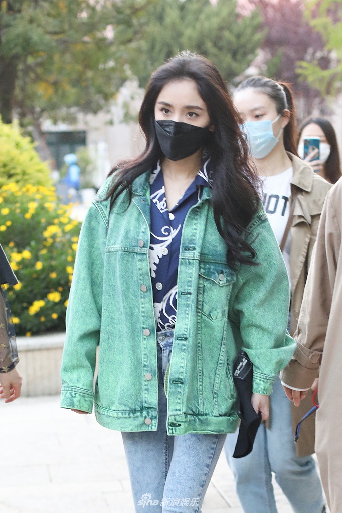 杨幂穿绿色牛仔装清新养眼 走路飘逸气质如少女