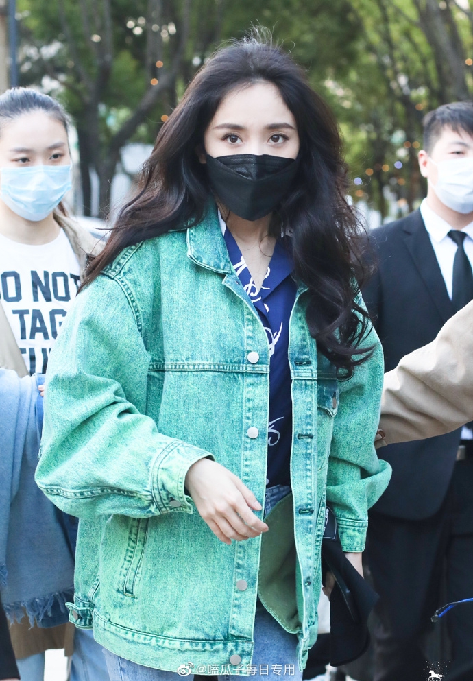 杨幂穿绿色牛仔装清新养眼 走路飘逸气质如少女