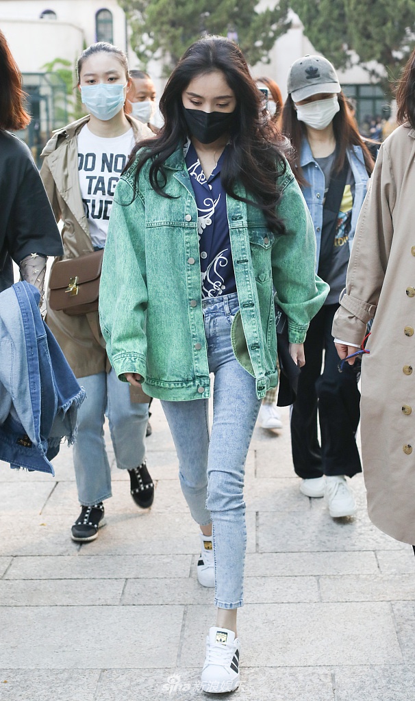 杨幂穿绿色牛仔装清新养眼 走路飘逸气质如少女