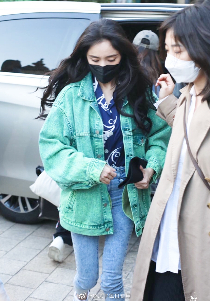 杨幂穿绿色牛仔装清新养眼 走路飘逸气质如少女