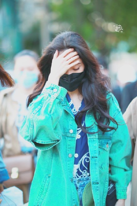 杨幂穿绿色牛仔装清新养眼 走路飘逸气质如少女