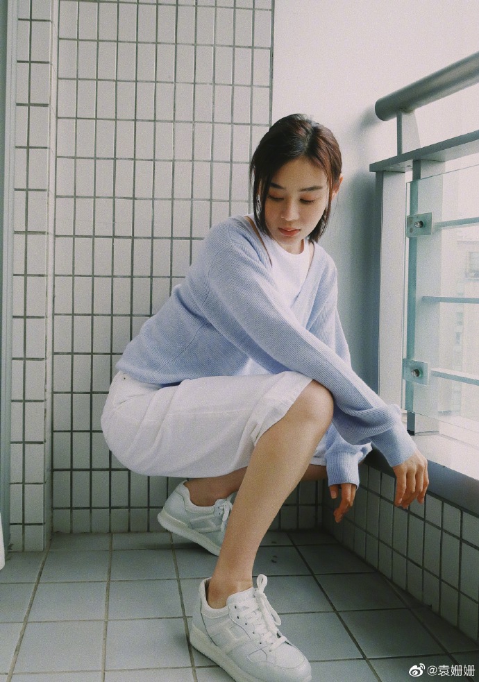 袁姗姗穿蓝色毛衣元气十足 倚靠阳台温柔恬静