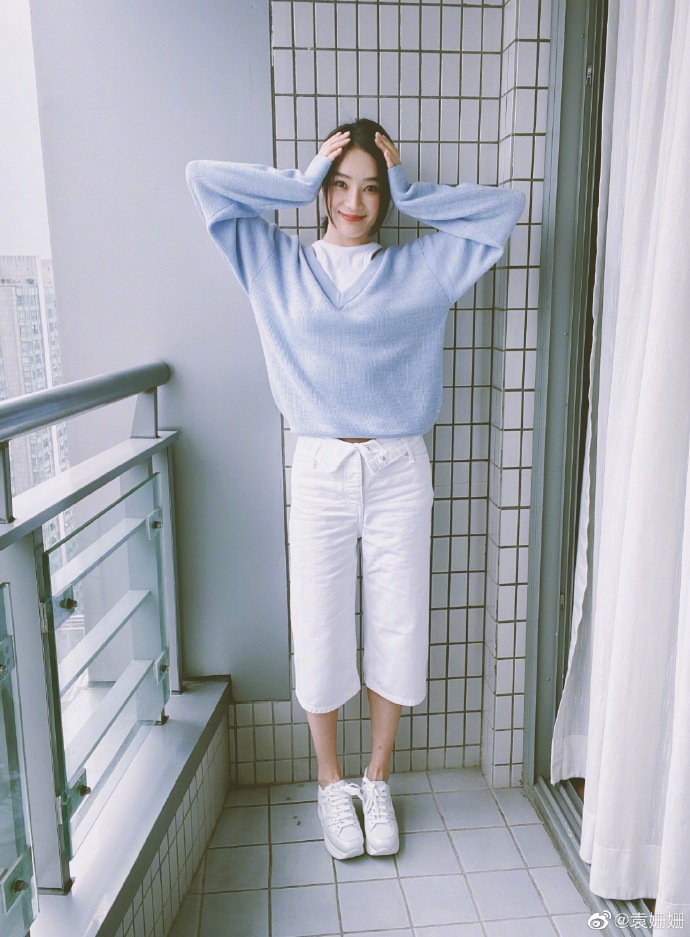 袁姗姗穿蓝色毛衣元气十足 倚靠阳台温柔恬静