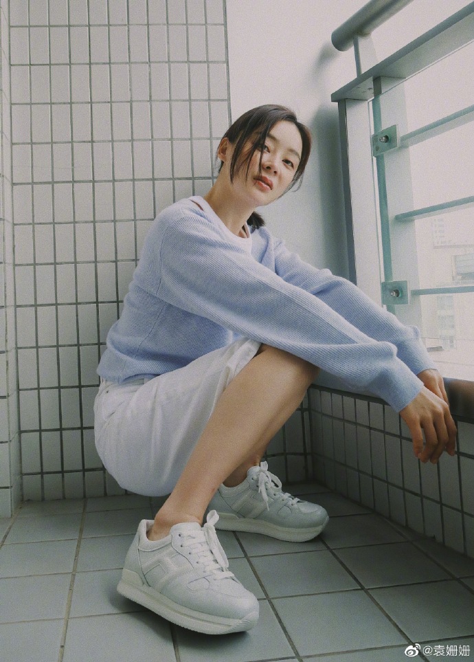 袁姗姗穿蓝色毛衣元气十足 倚靠阳台温柔恬静