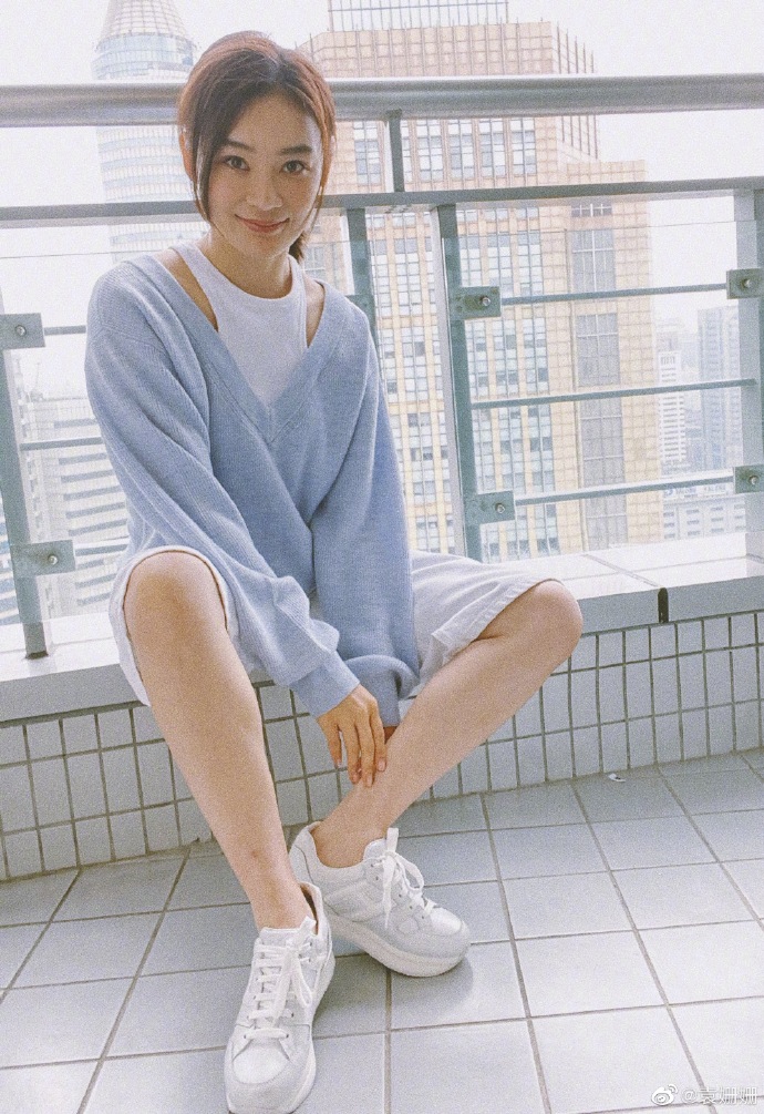 袁姗姗穿蓝色毛衣元气十足 倚靠阳台温柔恬静