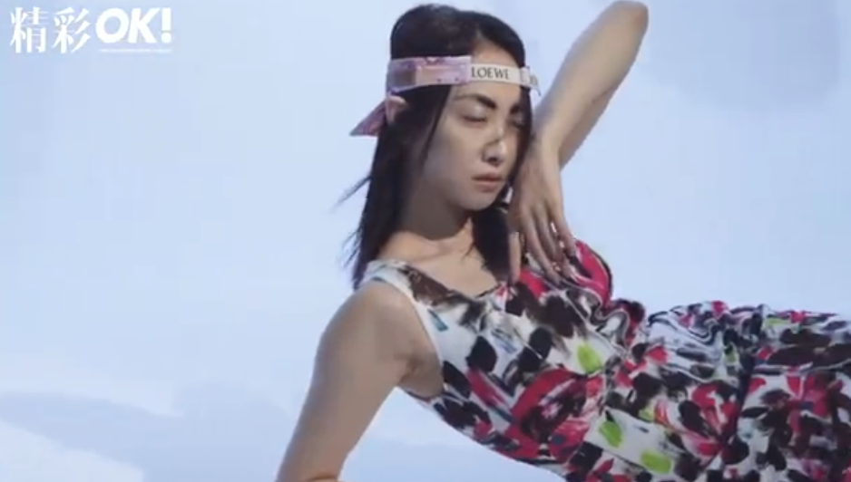 宋茜挑战野生眉造型独特 着夏日风情碎花裙又飒又美