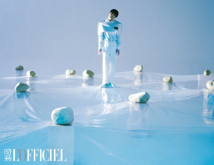 蔡徐坤最新封面演绎清爽少年感 光影变幻眼神温柔