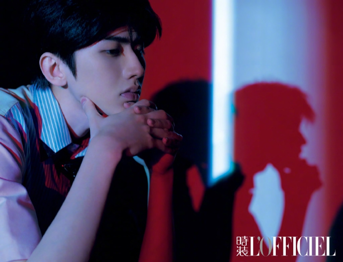 蔡徐坤最新封面演绎清爽少年感 光影变幻眼神温柔