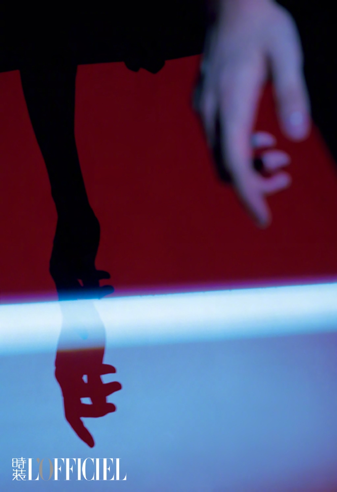 蔡徐坤最新封面演绎清爽少年感 光影变幻眼神温柔