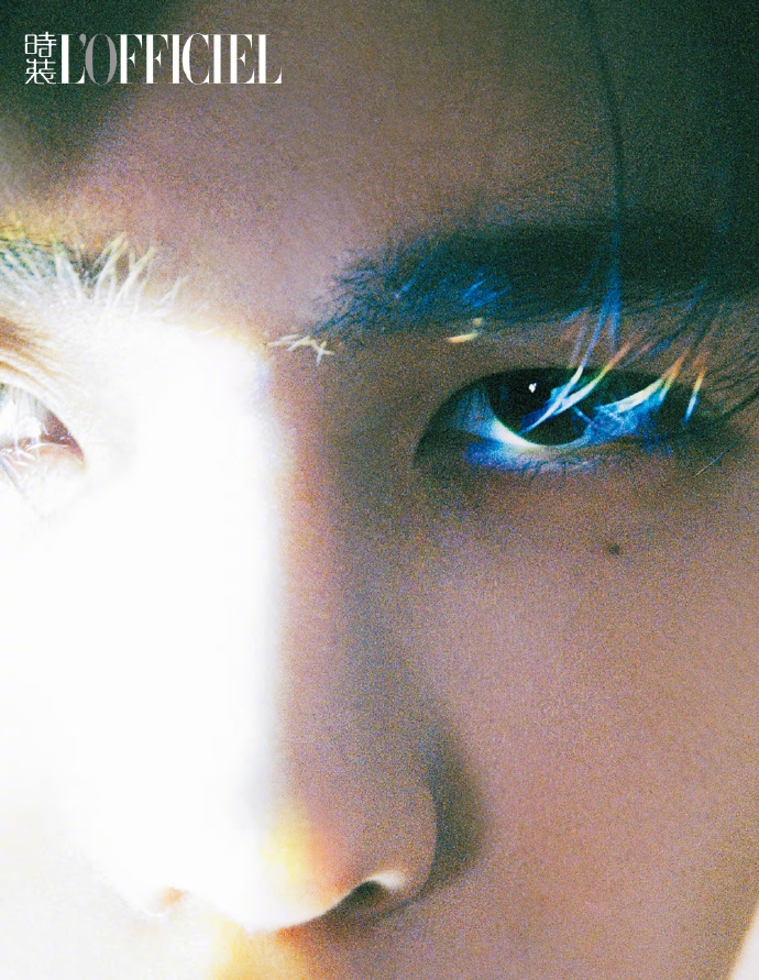 蔡徐坤最新封面演绎清爽少年感 光影变幻眼神温柔