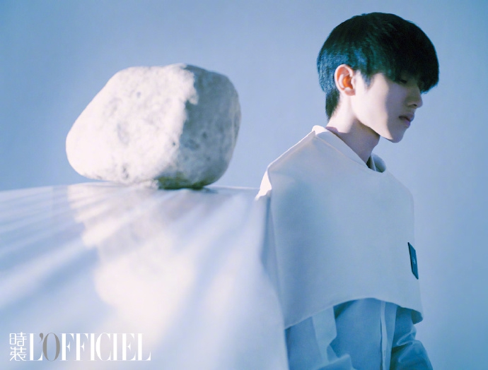 蔡徐坤最新封面演绎清爽少年感 光影变幻眼神温柔