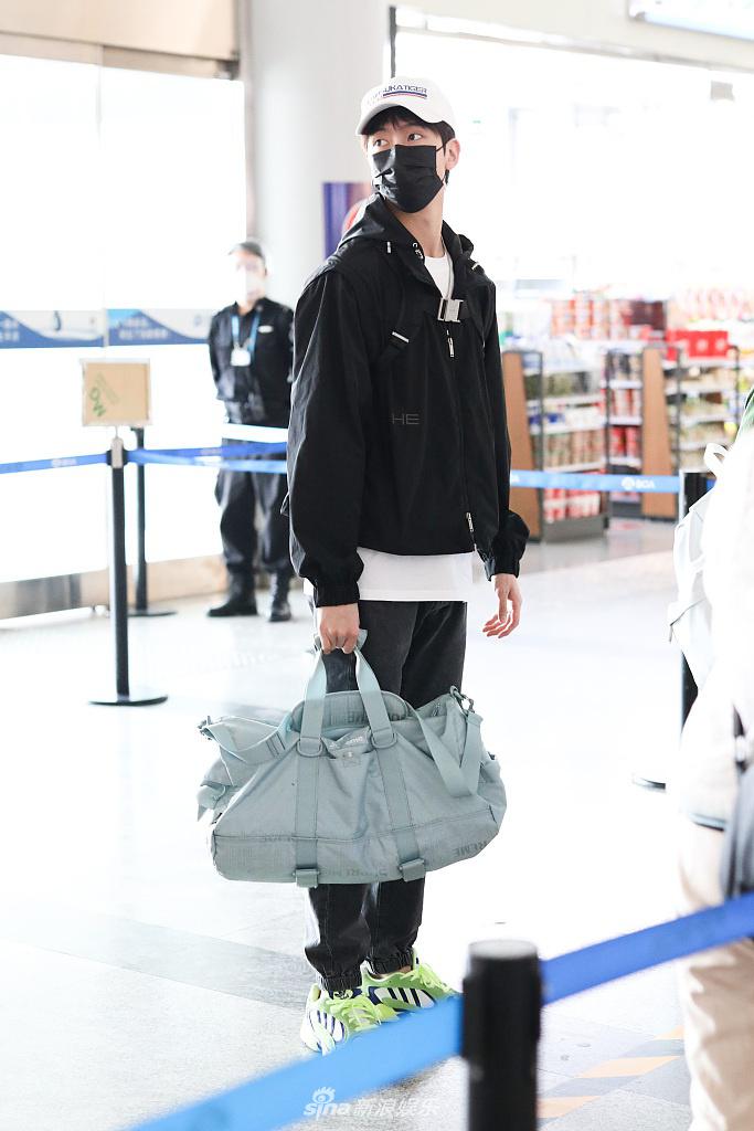 陈宥维一身黑色look休闲有型 单手提包显男友力