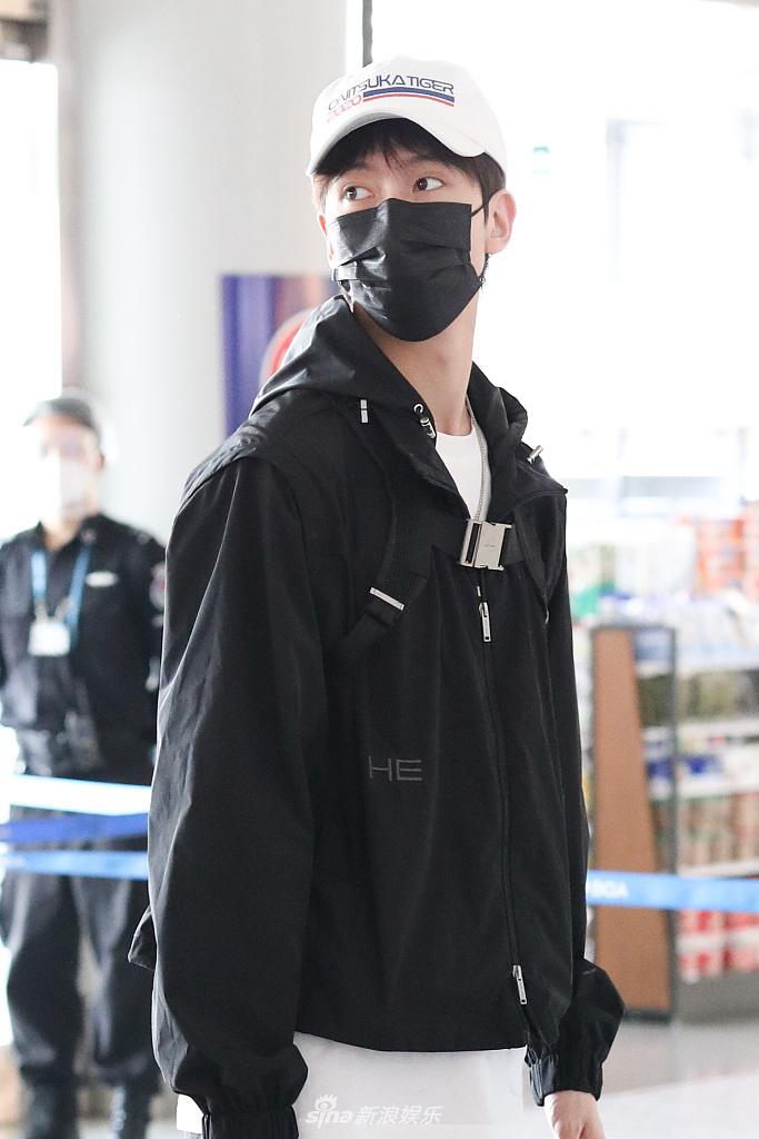 陈宥维一身黑色look休闲有型 单手提包显男友力