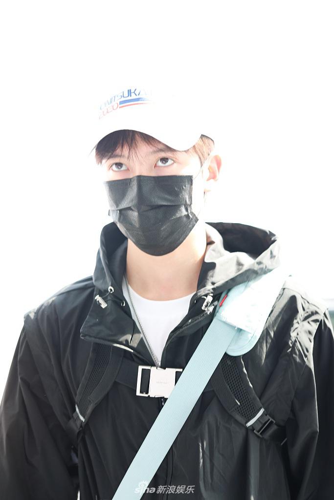 陈宥维一身黑色look休闲有型 单手提包显男友力