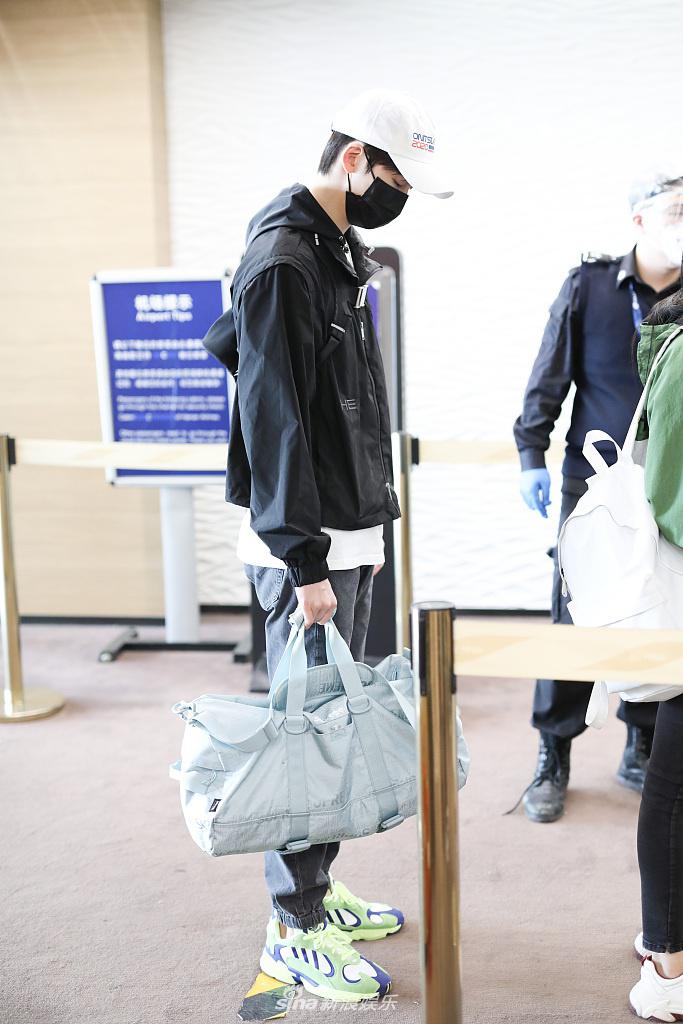 陈宥维一身黑色look休闲有型 单手提包显男友力