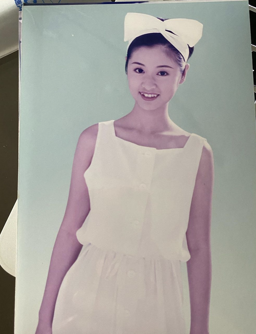 林心如晒16岁旧照 头戴蝴蝶结穿白色连衣裙清纯可人