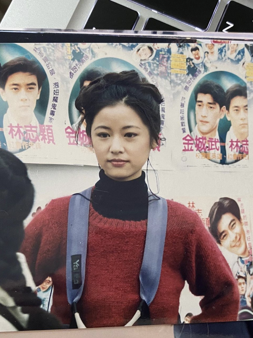 林心如晒16岁旧照 头戴蝴蝶结穿白色连衣裙清纯可人