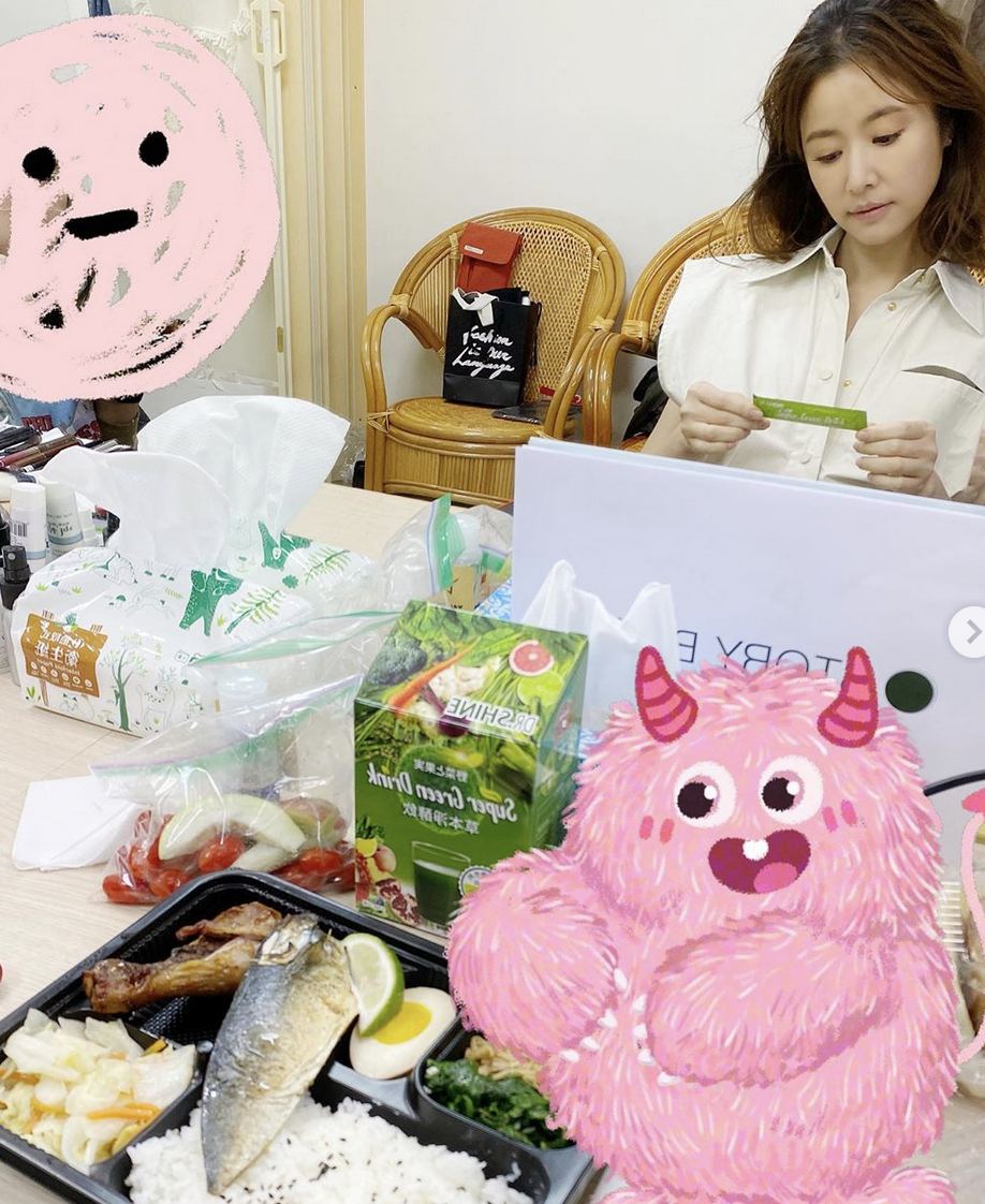 林心如晒16岁旧照 头戴蝴蝶结穿白色连衣裙清纯可人