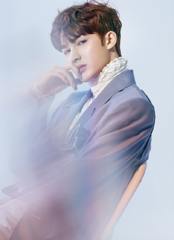 朱正廷写真挑战复古香芋紫西装 荷叶领内搭显温柔气质