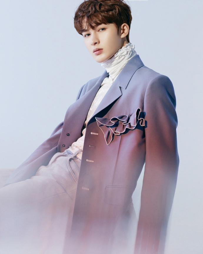 朱正廷写真挑战复古香芋紫西装 荷叶领内搭显温柔气质