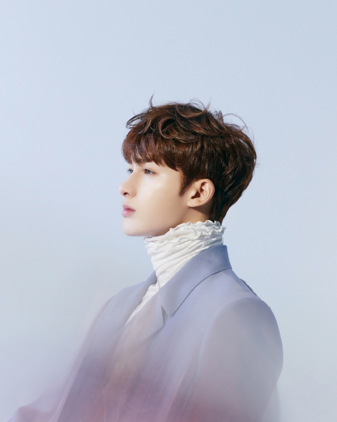 朱正廷写真挑战复古香芋紫西装 荷叶领内搭显温柔气质