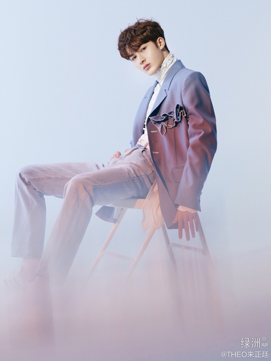 朱正廷写真挑战复古香芋紫西装 荷叶领内搭显温柔气质