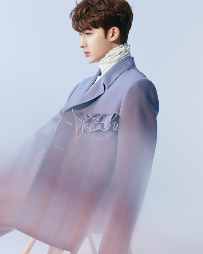 朱正廷写真挑战复古香芋紫西装 荷叶领内搭显温柔气质