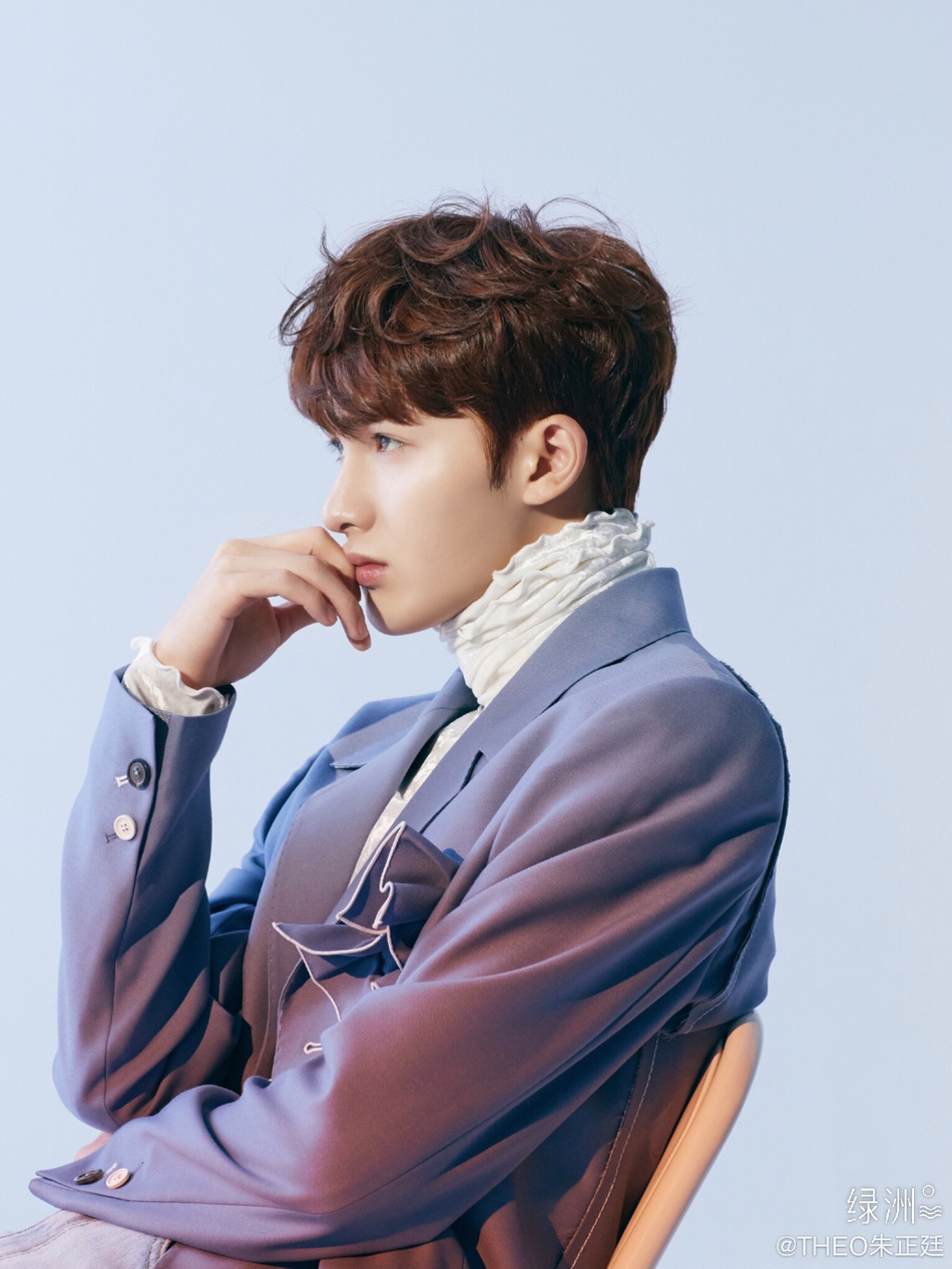 朱正廷写真挑战复古香芋紫西装 荷叶领内搭显温柔气质