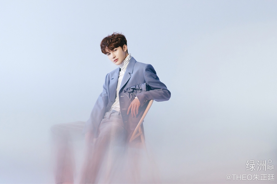 朱正廷写真挑战复古香芋紫西装 荷叶领内搭显温柔气质