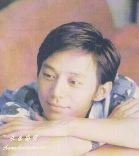 何炅18岁旧照曝光 脸庞稚嫩青涩尽显阳光活力